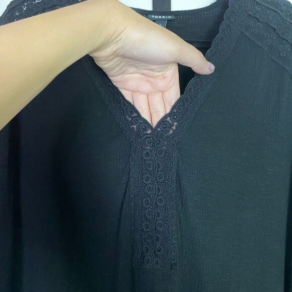 Torrid Black Tunic Blouse Crochet Lace Details, Stretchy, V-neck cut, size 1X - Picture 5 of 9